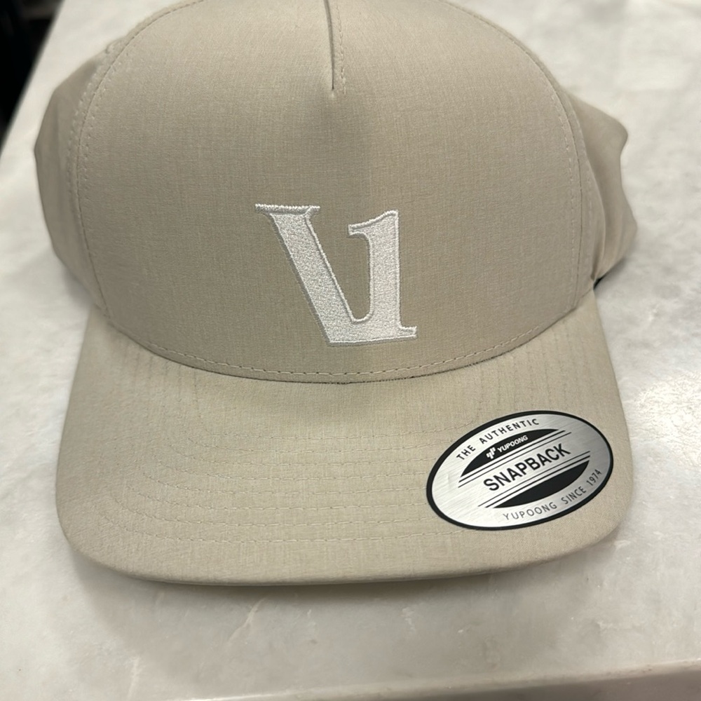 Vuori Magnitude Hat NWT